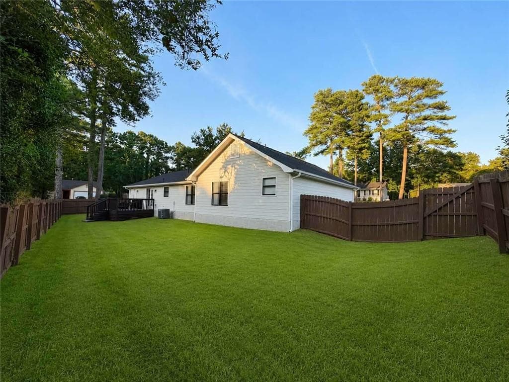 3 bedroom, 2 bathroom, 1,824 sq ft single family residence under contract at 808 Darlington Drive, Jonesboro, GA 30238 — photo 4