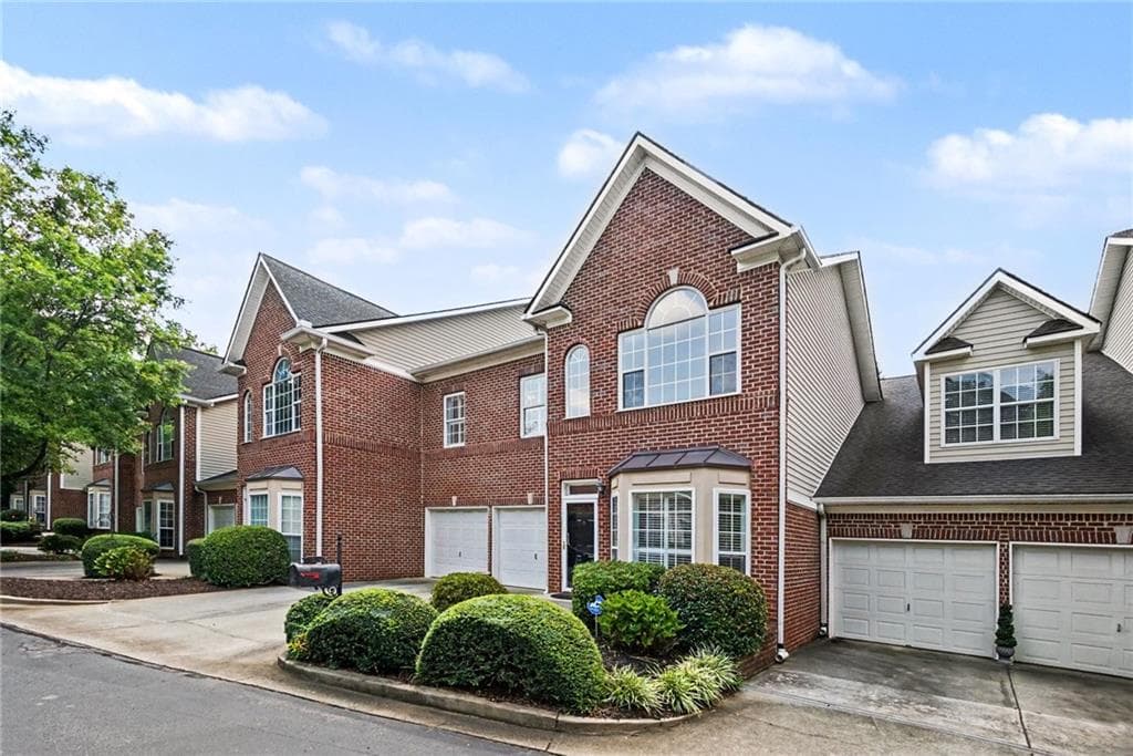 3 bedroom, 3 bathroom, 2,340 sq ft townhouse for sale at 5004 Lexington Drive, Roswell, GA 30075 — photo 3