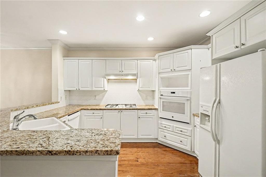 3 bedroom, 3 bathroom, 2,340 sq ft townhouse for sale at 5004 Lexington Drive, Roswell, GA 30075 — photo 8