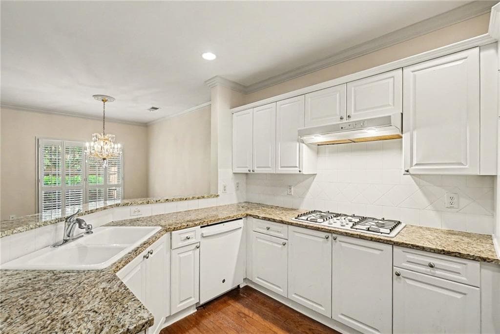3 bedroom, 3 bathroom, 2,340 sq ft townhouse for sale at 5004 Lexington Drive, Roswell, GA 30075 — photo 9