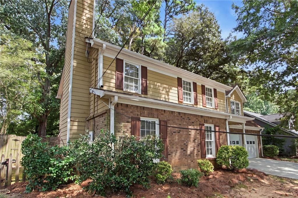 4 bedroom, 3 bathroom, 1,961 sq ft single family residence under contract at 2870 Spring Ridge Circle, Snellville, GA 30039 — photo 2
