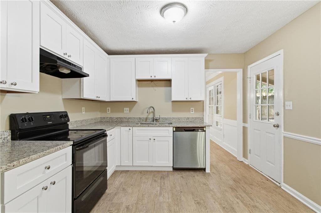 4 bedroom, 3 bathroom, 1,961 sq ft single family residence under contract at 2870 Spring Ridge Circle, Snellville, GA 30039 — photo 10