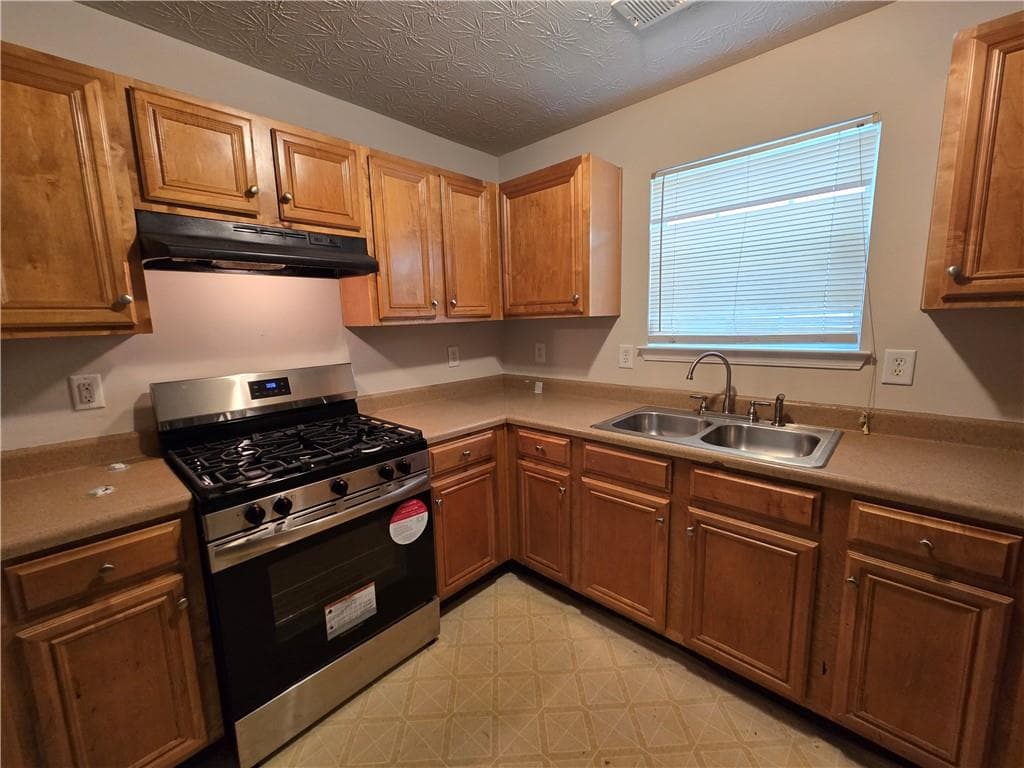 3 bedroom, 3 bathroom, 1,936 sq ft single family residence for rent at 5636 One Lake Way, Atlanta, GA 30349 for $2,050 a month — photo 6