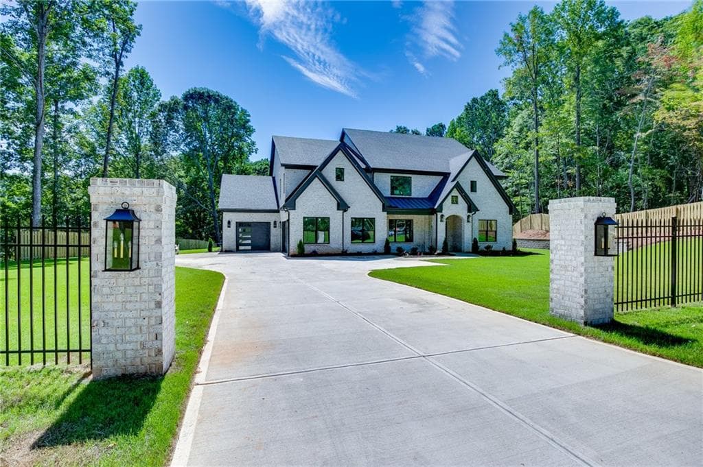 4 bedroom, 5 bathroom, 6,469 sq ft single family residence for sale at 5222 L J Martin Drive, Gainesville, GA 30507 — photo 2
