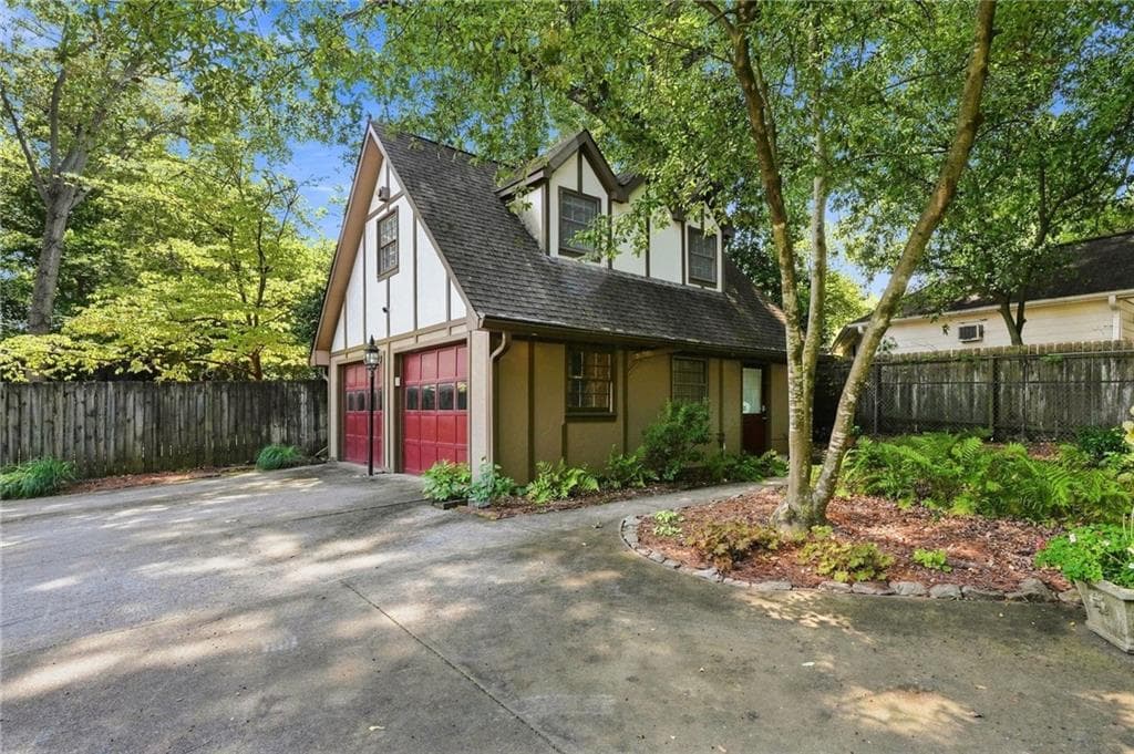 1 bedroom, 2 bathroom, 3,152 sq ft apartment for rent at 826 Mentelle Drive, Atlanta, GA 30308 for $1,975 a month — photo 1 of 31