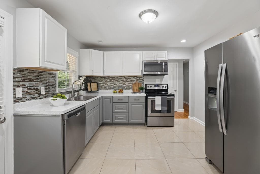 4 bedroom, 3 bathroom, 2,000 sq ft single family residence for sale at 2900 Hollywood Drive, Decatur, GA 30033 — photo 3