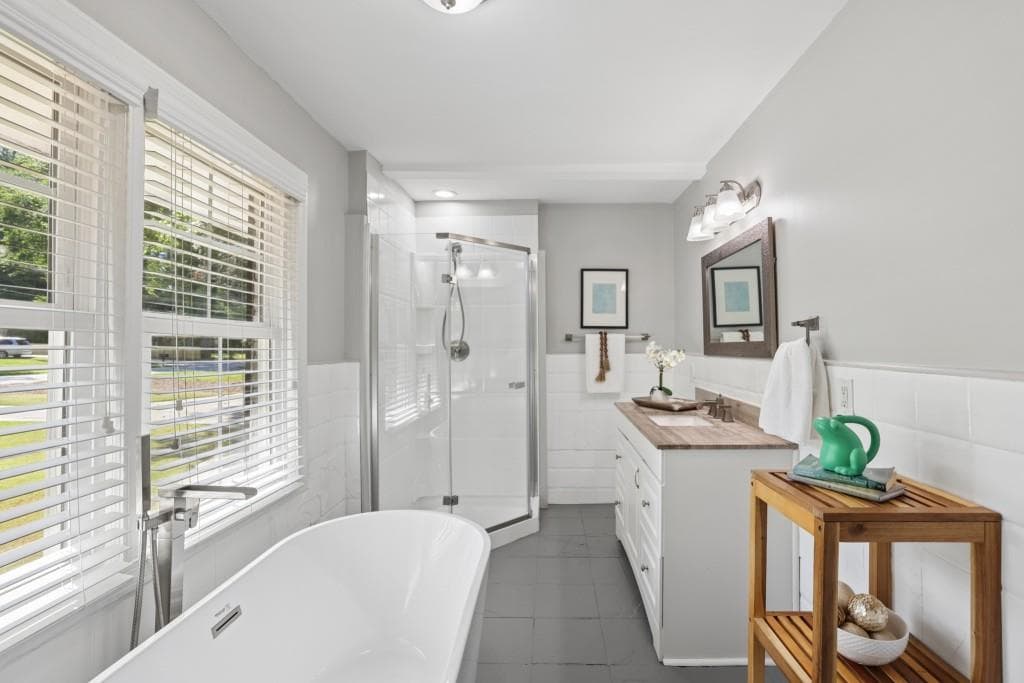 4 bedroom, 3 bathroom, 2,000 sq ft single family residence for sale at 2900 Hollywood Drive, Decatur, GA 30033 — photo 5