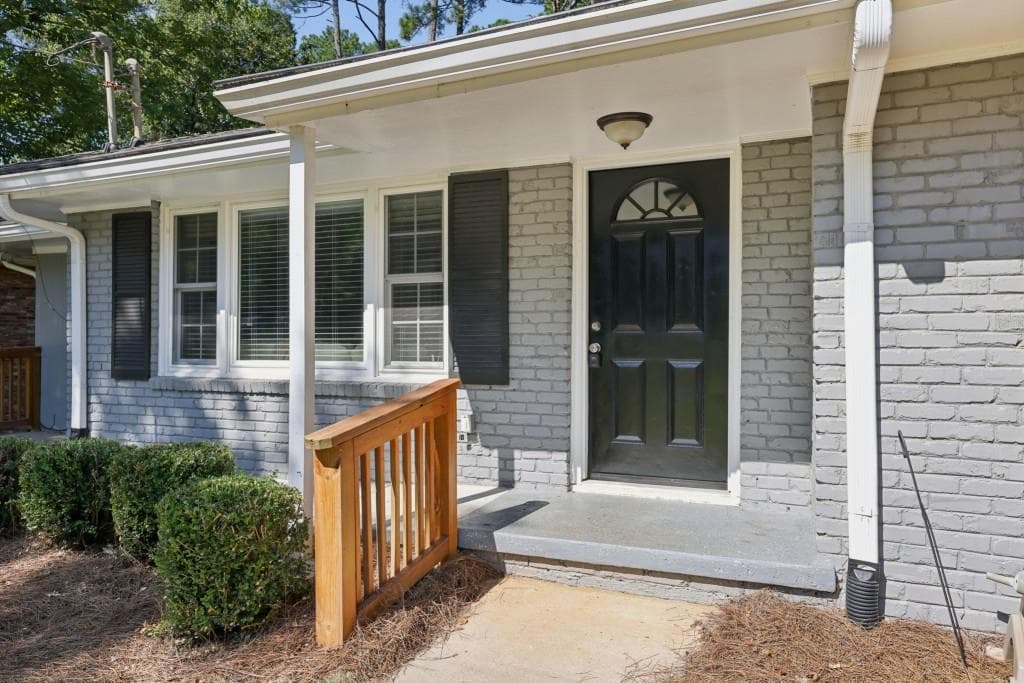 4 bedroom, 3 bathroom, 2,000 sq ft single family residence for sale at 2900 Hollywood Drive, Decatur, GA 30033 — photo 8