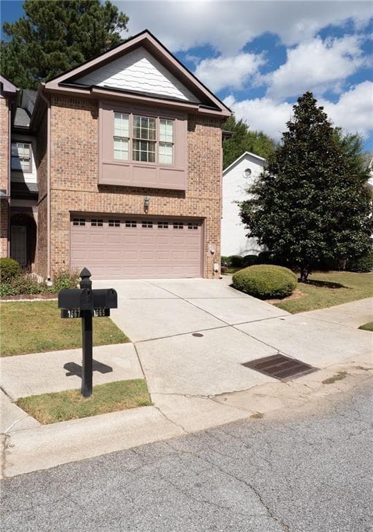 3 bedroom, 3 bathroom, 1,905 sq ft townhouse for sale at 1665 Oakbrook Lake Drive, Norcross, GA 30093 — photo 2