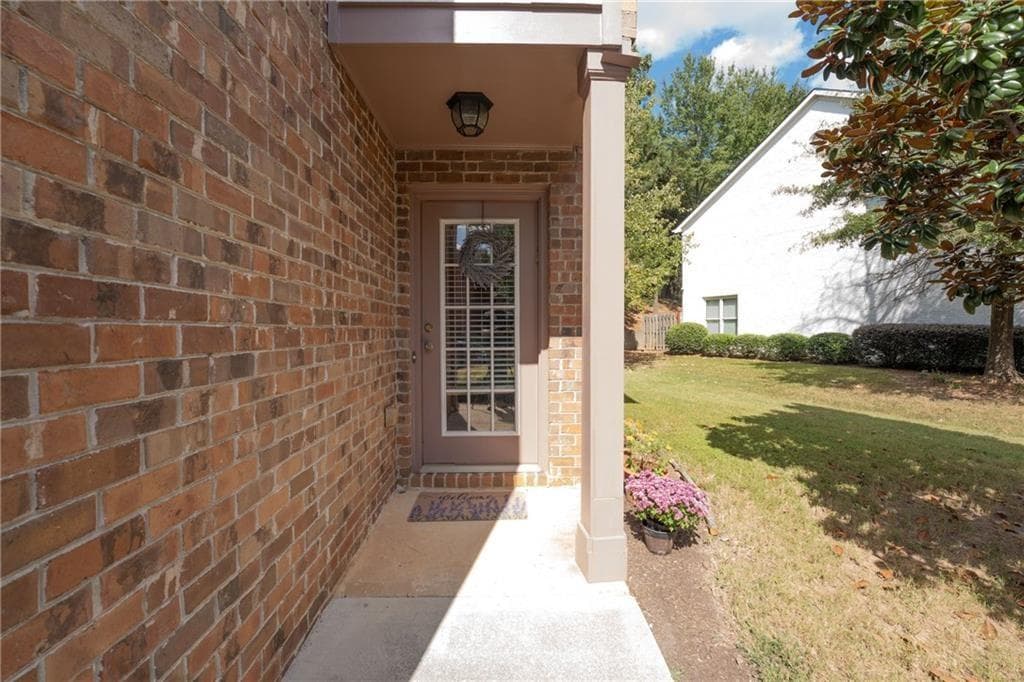 3 bedroom, 3 bathroom, 1,905 sq ft townhouse for sale at 1665 Oakbrook Lake Drive, Norcross, GA 30093 — photo 3