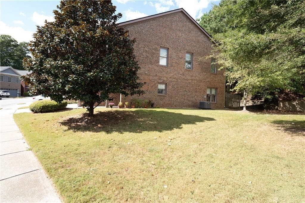 3 bedroom, 3 bathroom, 1,905 sq ft townhouse for sale at 1665 Oakbrook Lake Drive, Norcross, GA 30093 — photo 4
