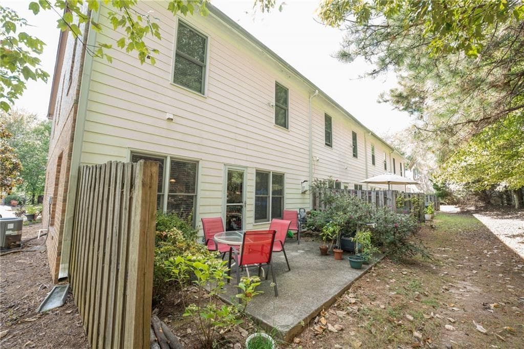 3 bedroom, 3 bathroom, 1,905 sq ft townhouse for sale at 1665 Oakbrook Lake Drive, Norcross, GA 30093 — photo 5