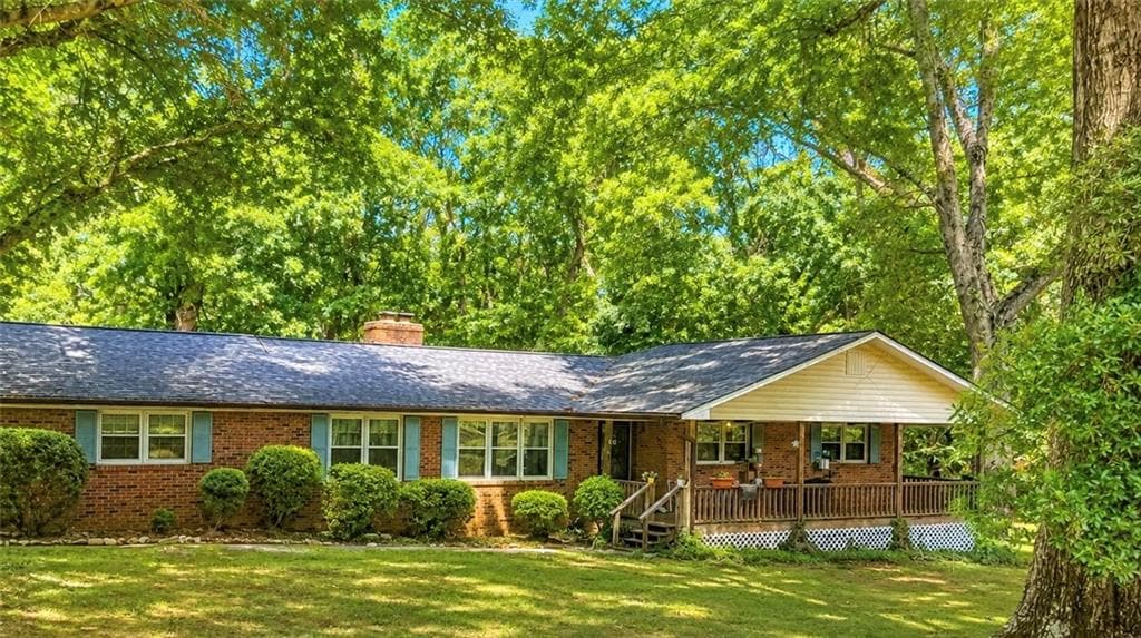 3 bedroom, 2 bathroom, 2,212 sq ft single family residence for sale at 3931 Green Drive, Gainesville, GA 30506 — photo 2