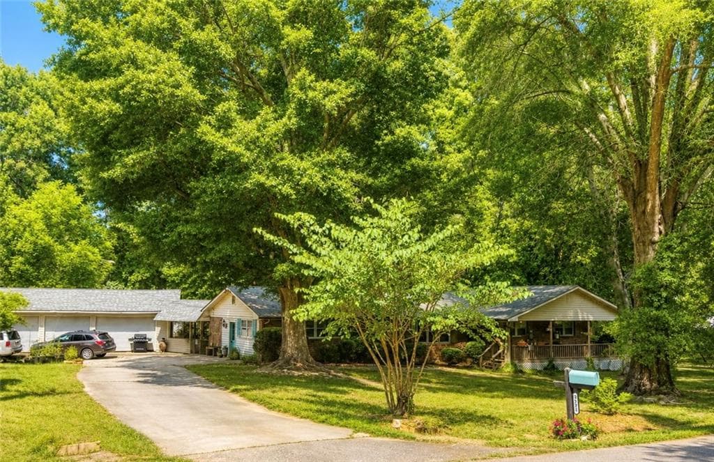 3 bedroom, 2 bathroom, 2,212 sq ft single family residence for sale at 3931 Green Drive, Gainesville, GA 30506 — photo 3