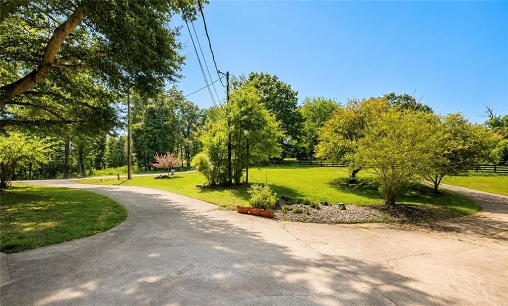 3 bedroom, 2 bathroom, 2,212 sq ft single family residence for sale at 3931 Green Drive, Gainesville, GA 30506 — photo 5