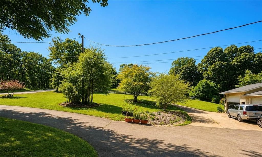 3 bedroom, 2 bathroom, 2,212 sq ft single family residence for sale at 3931 Green Drive, Gainesville, GA 30506 — photo 6