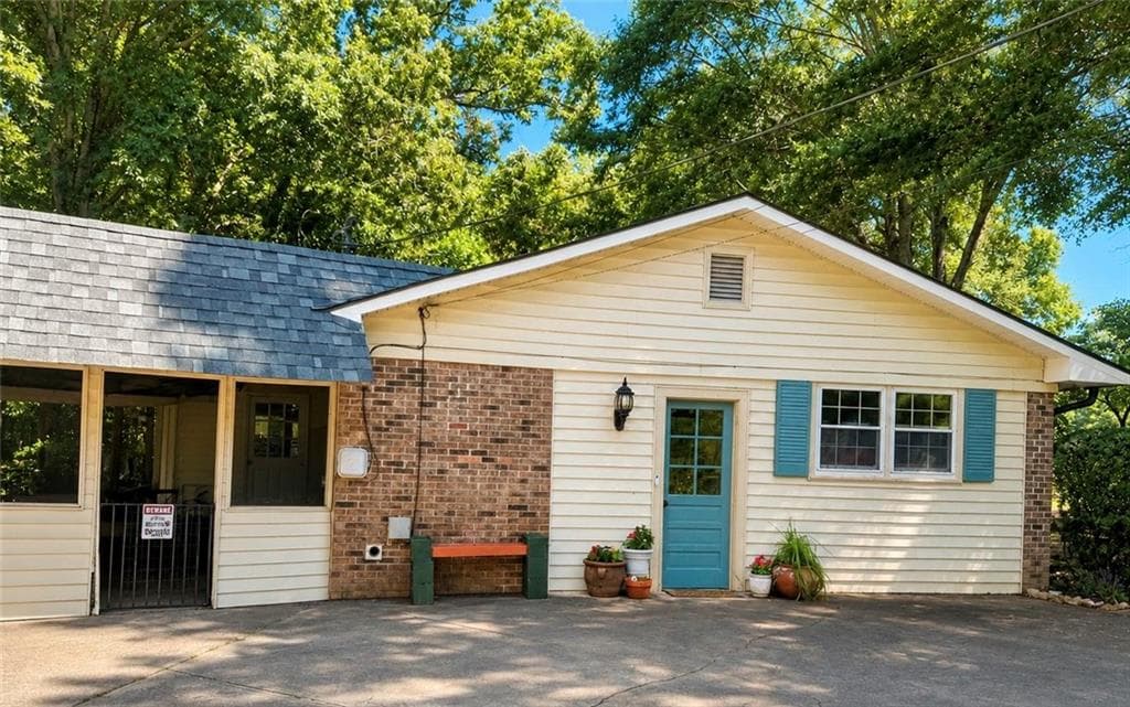 3 bedroom, 2 bathroom, 2,212 sq ft single family residence for sale at 3931 Green Drive, Gainesville, GA 30506 — photo 7