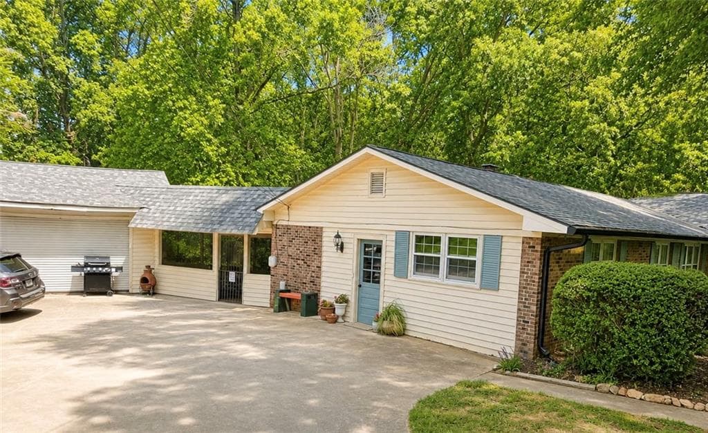3 bedroom, 2 bathroom, 2,212 sq ft single family residence for sale at 3931 Green Drive, Gainesville, GA 30506 — photo 9