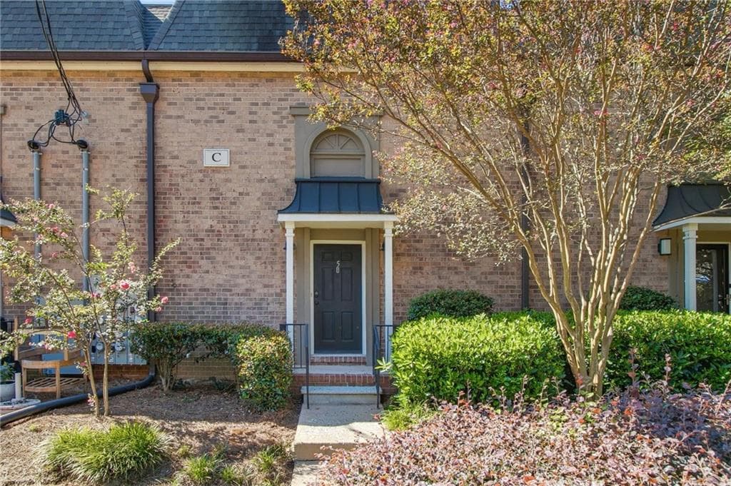 2 bedroom, 3 bathroom, 1,228 sq ft condominium for sale at 6980 Roswell Road C5, Sandy Springs, GA 30328 — photo 2