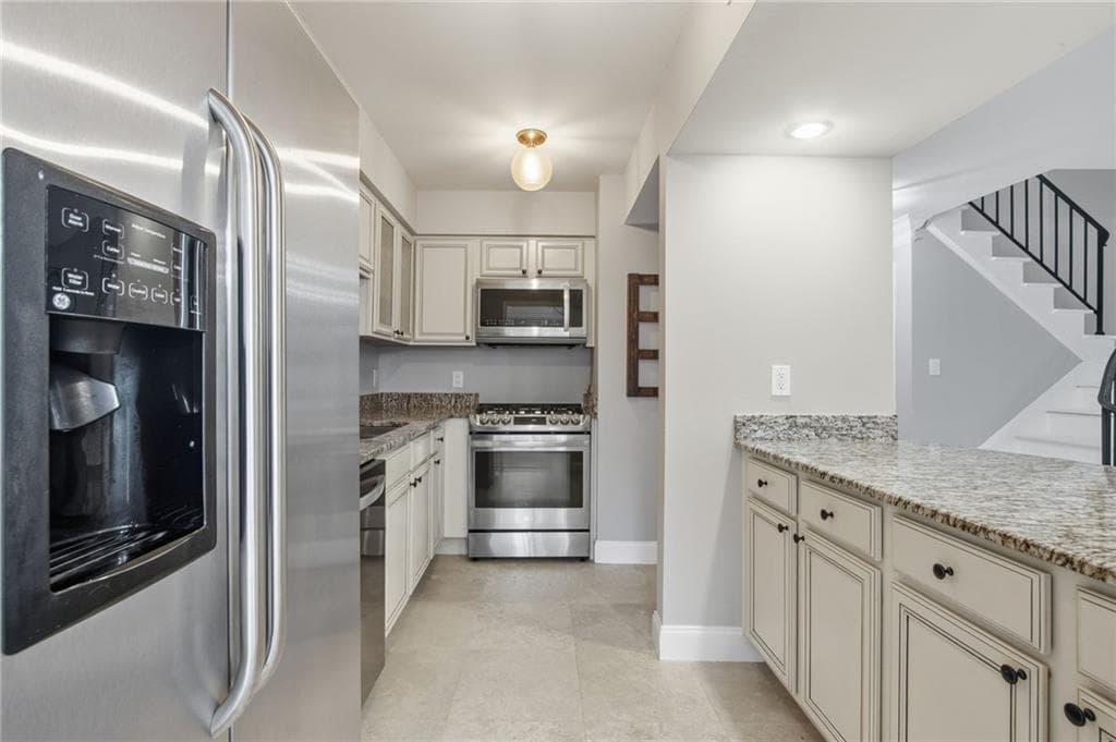 2 bedroom, 3 bathroom, 1,228 sq ft condominium for sale at 6980 Roswell Road C5, Sandy Springs, GA 30328 — photo 10