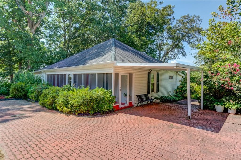 2 bedroom, 2 bathroom, 1,128 sq ft single family residence for sale at 220 New Street, Buford, GA 30518 — photo 3