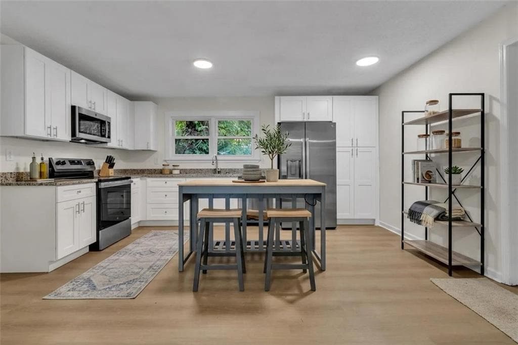 4 bedroom, 2 bathroom, 1,804 sq ft single family residence under contract at 170 Peachtree Court, Riverdale, GA 30274 — photo 2