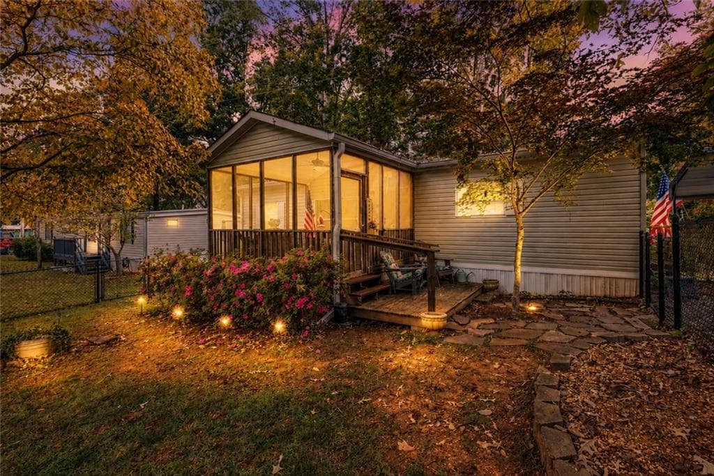 3 bedroom, 2 bathroom, 1,120 sq ft single family residence for sale at 5535 Mount Shores Circle, Gainesville, GA 30506 — photo 2