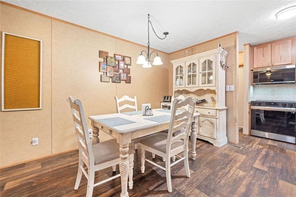 3 bedroom, 2 bathroom, 1,120 sq ft single family residence for sale at 5535 Mount Shores Circle, Gainesville, GA 30506 — photo 5