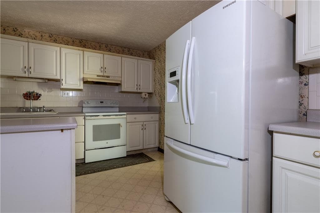 4 bedroom, 3 bathroom, 2,500 sq ft single family residence for sale at 1100 Pine Grove Pointe Drive, Roswell, GA 30075 — photo 6