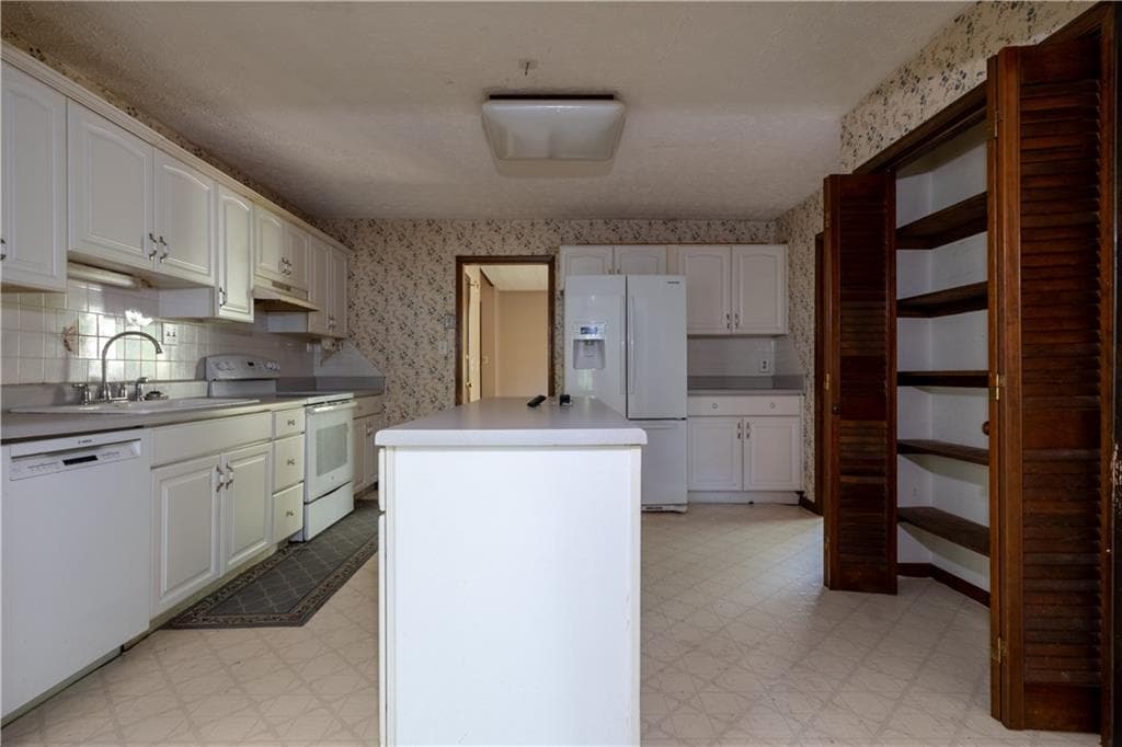 4 bedroom, 3 bathroom, 2,500 sq ft single family residence for sale at 1100 Pine Grove Pointe Drive, Roswell, GA 30075 — photo 7