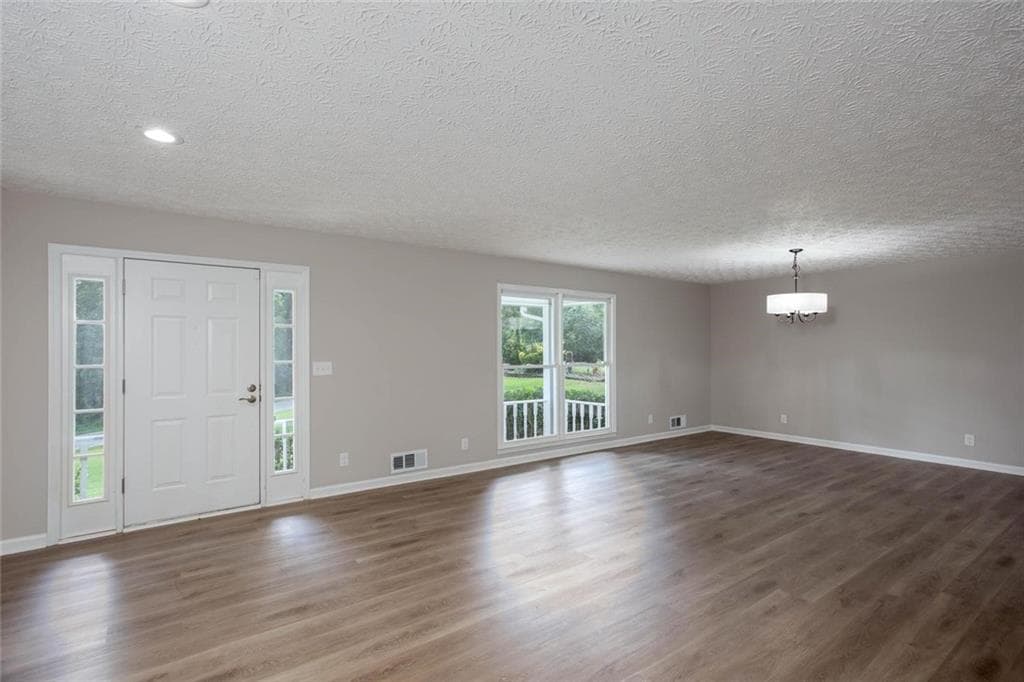 3 bedroom, 3 bathroom, 2,688 sq ft single family residence under contract at 185 Lakeshore Circle, Acworth, GA 30101 — photo 3