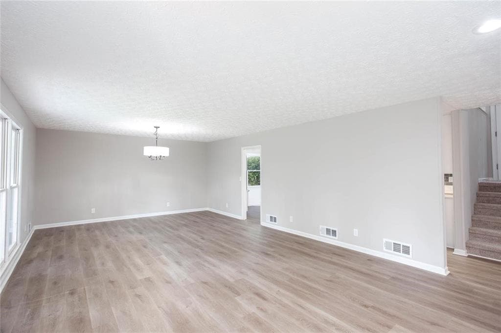 3 bedroom, 3 bathroom, 2,688 sq ft single family residence under contract at 185 Lakeshore Circle, Acworth, GA 30101 — photo 5