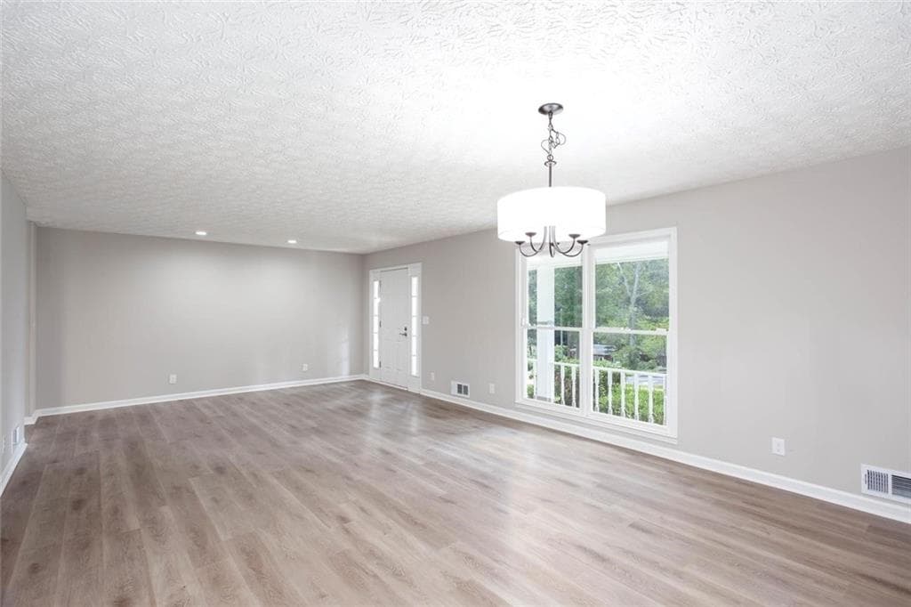 3 bedroom, 3 bathroom, 2,688 sq ft single family residence under contract at 185 Lakeshore Circle, Acworth, GA 30101 — photo 6