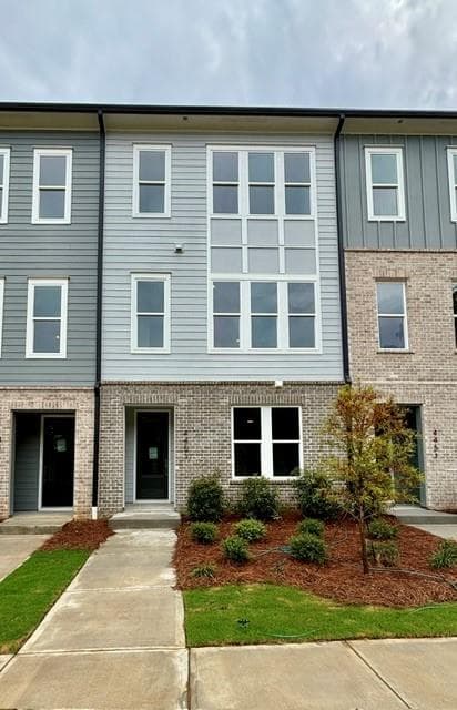 3 bedroom, 4 bathroom, 2,015 sq ft townhouse under contract at 4453 Gradient Lane, Chamblee, GA 30341