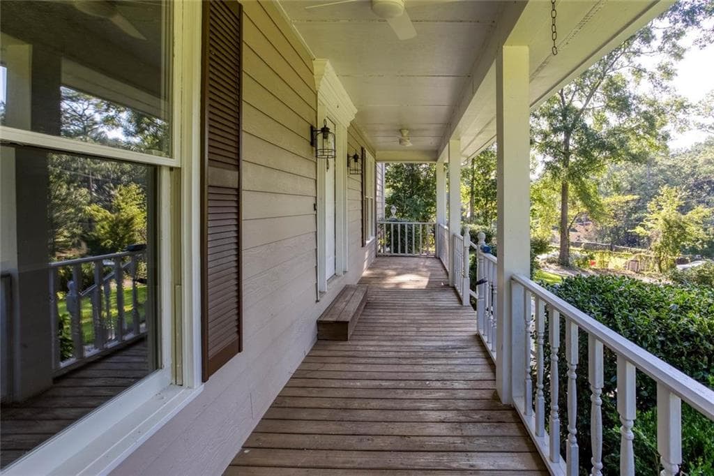3 bedroom, 3 bathroom, 2,688 sq ft single family residence under contract at 185 Lakeshore Circle, Acworth, GA 30101 — photo 2