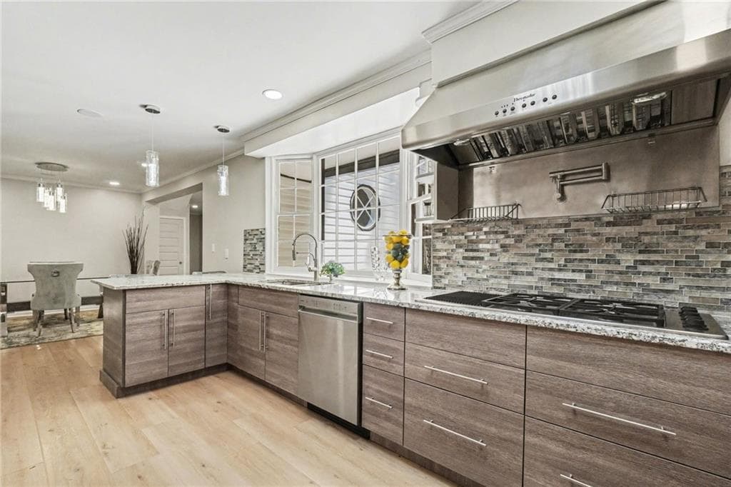 4 bedroom, 3 bathroom, 2,422 sq ft single family residence for sale at 2828 Cloverhurst Drive, East Point, GA 30344 — photo 9