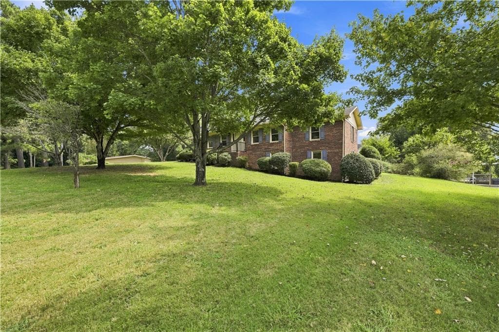 3 bedroom, 3 bathroom, 2,804 sq ft single family residence for sale at 208 Woodland Circle, Calhoun, GA 30701 — photo 2