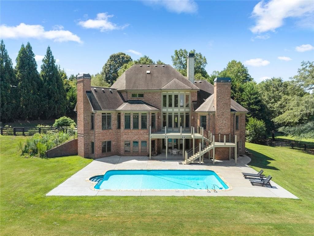 6 bedroom, 5 bathroom, 6,444 sq ft single family residence under contract at 6077 Green Tree Lane, Gainesville, GA 30506 — photo 2