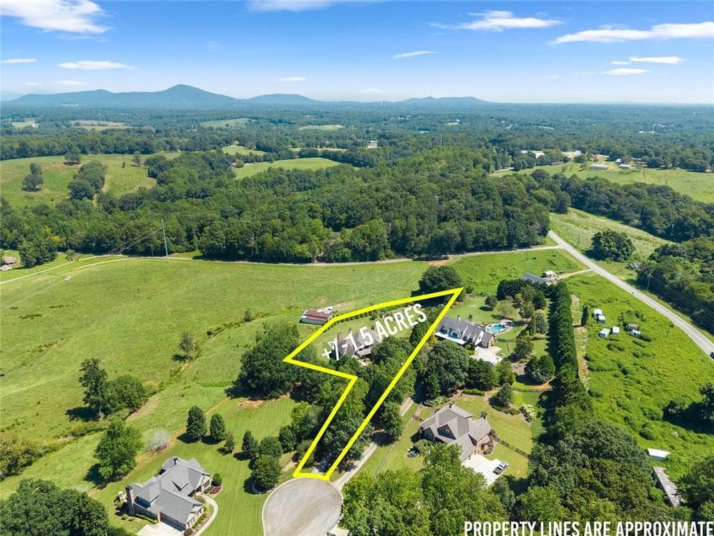 6 bedroom, 5 bathroom, 6,444 sq ft single family residence under contract at 6077 Green Tree Lane, Gainesville, GA 30506 — photo 3