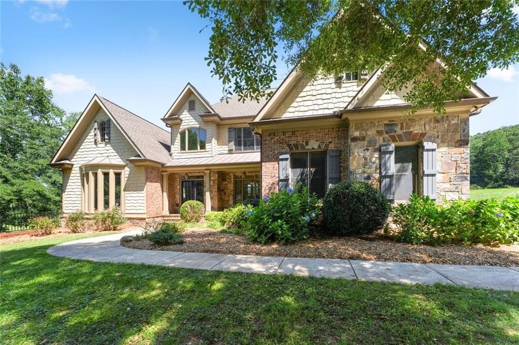 6 bedroom, 5 bathroom, 6,444 sq ft single family residence under contract at 6077 Green Tree Lane, Gainesville, GA 30506 — photo 5