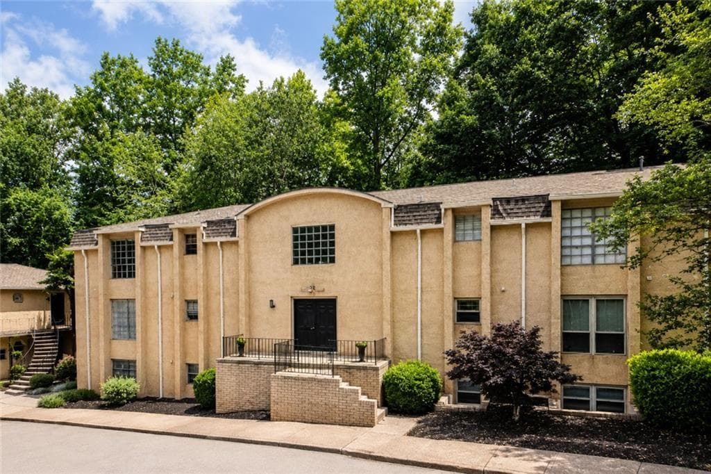 2 bedroom, 2 bathroom, 1,039 sq ft condominium for sale at 5400 Roswell Road L6, Atlanta, GA 30342 — photo 1 of 28