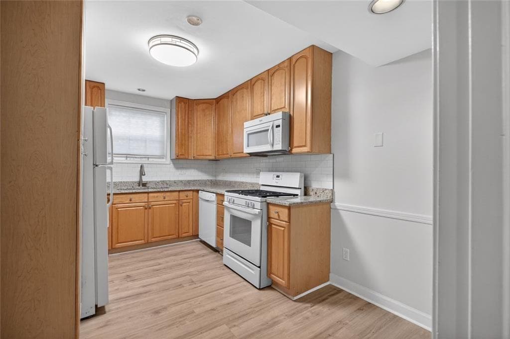 2 bedroom, 2 bathroom, 1,039 sq ft condominium for sale at 5400 Roswell Road L6, Atlanta, GA 30342 — photo 9