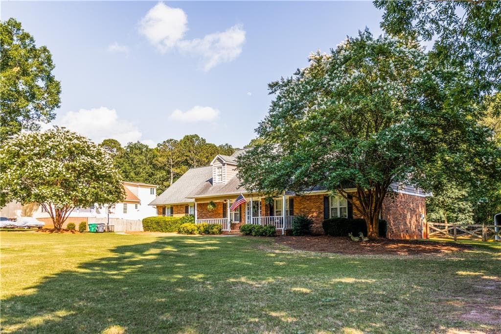 6 bedroom, 3 bathroom, 3,308 sq ft single family residence for sale at 184 Wildflower Drive, Social Circle, GA 30025 — photo 2