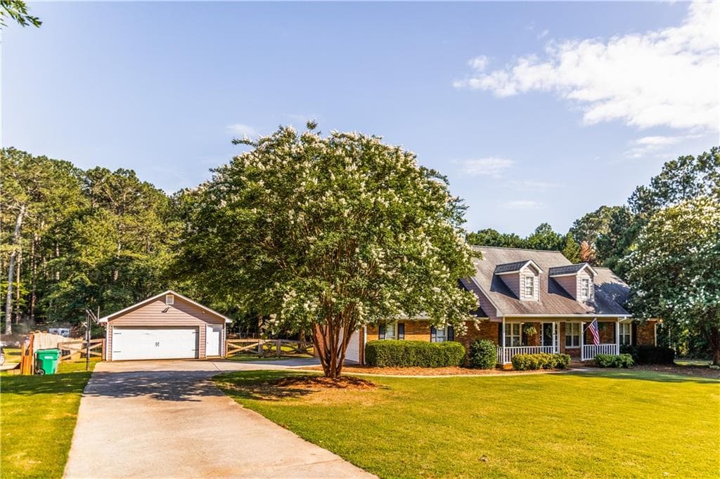 6 bedroom, 3 bathroom, 3,308 sq ft single family residence for sale at 184 Wildflower Drive, Social Circle, GA 30025 — photo 5