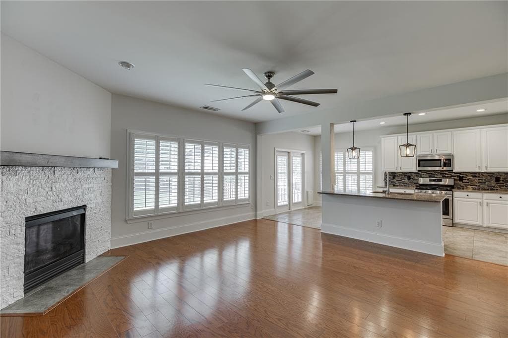 3 bedroom, 3 bathroom, 2,451 sq ft single family residence under contract at 7823 Keepsake Lane, Flowery Branch, GA 30542 — photo 9