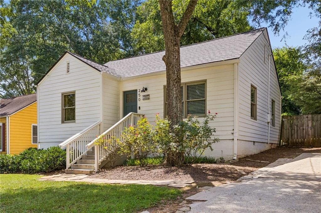 2 bedroom, 1 bathroom, 961 sq ft single family residence under contract at 250 Norwood Avenue, Atlanta, GA 30317