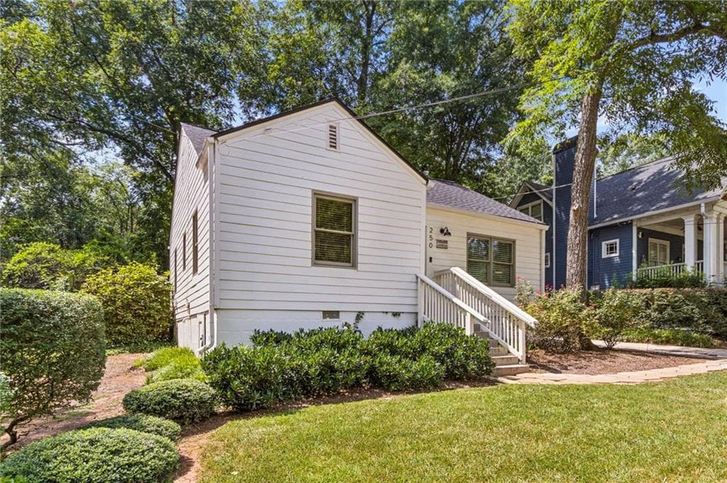 2 bedroom, 1 bathroom, 961 sq ft single family residence under contract at 250 Norwood Avenue, Atlanta, GA 30317 — photo 3