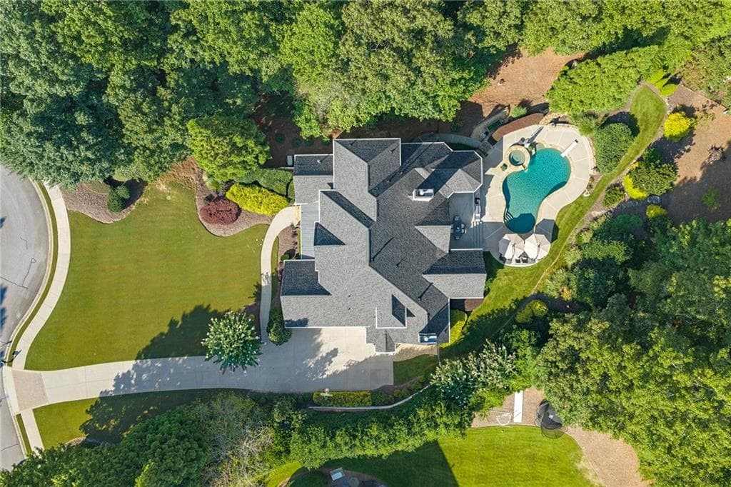 6 bedroom, 9 bathroom, 7,554 sq ft single family residence under contract at 240 Pembrook Place, Roswell, GA 30075 — photo 3
