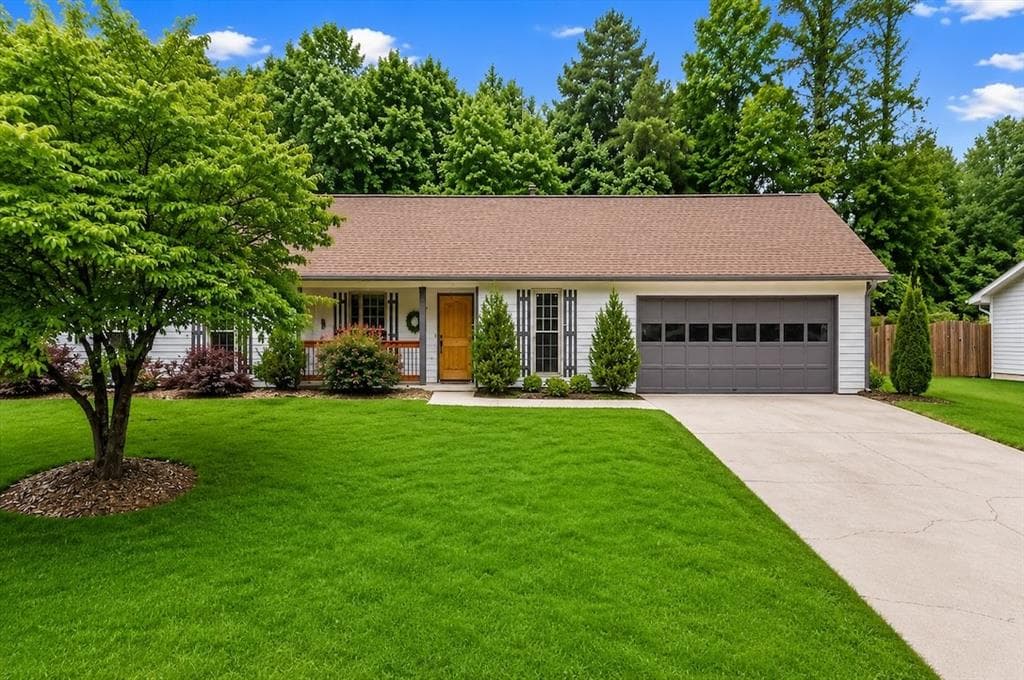 3 bedroom, 2 bathroom, 1,570 sq ft single family residence for sale at 330 Monivea Lane, Roswell, GA 30075 — photo 1 of 21