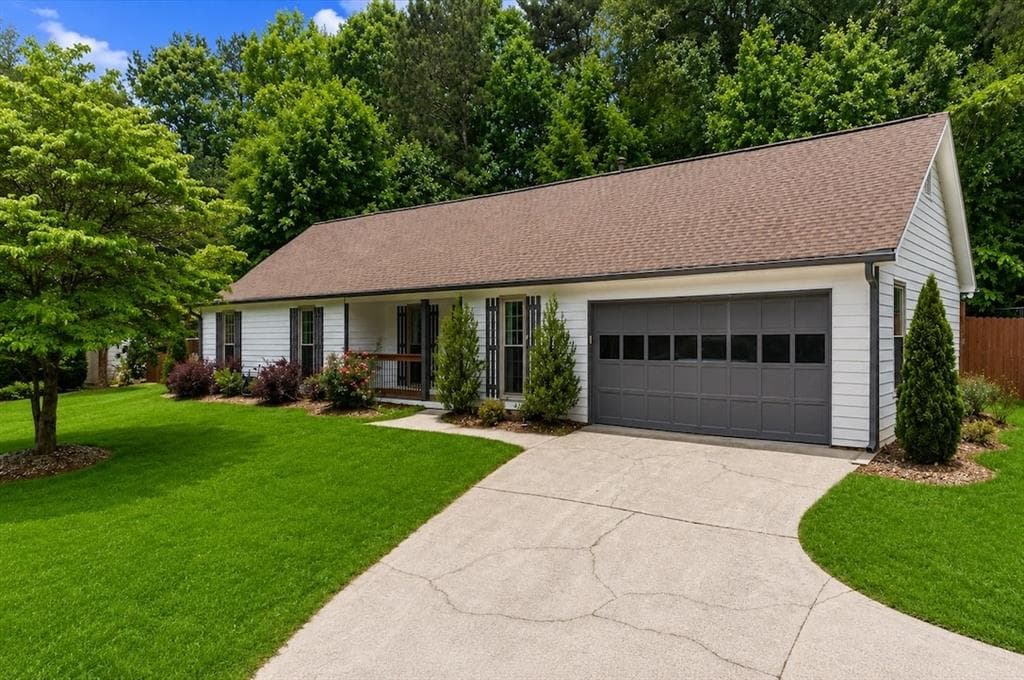 3 bedroom, 2 bathroom, 1,570 sq ft single family residence for sale at 330 Monivea Lane, Roswell, GA 30075 — photo 2